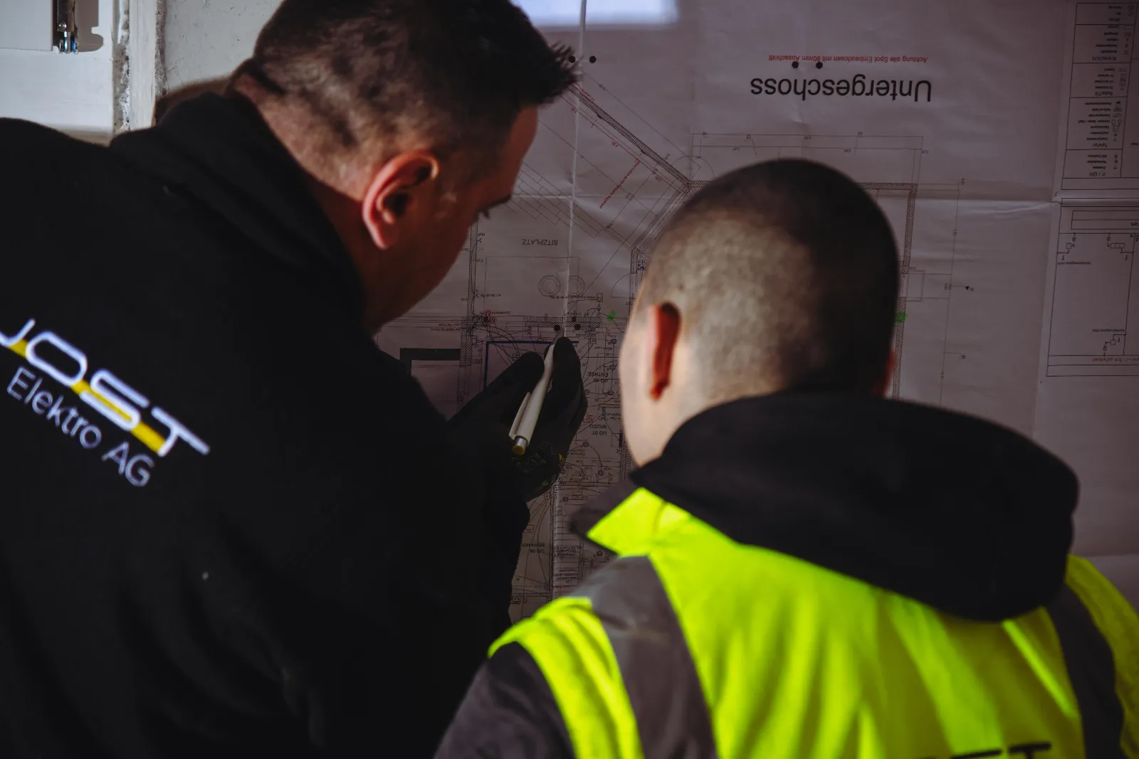 Lernender in Jost-Warnweste auf der Baustelle