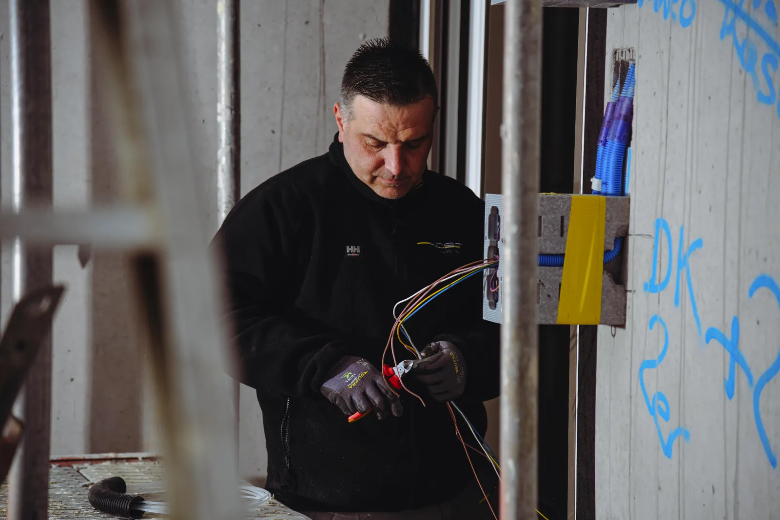 Berufsbildner der Jost Elektro AG bei der Arbeit